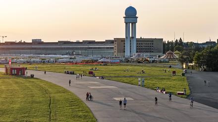 Drohnenperspektive vom Tempelhofer Feld auf der Seite vom Columbiadamm in Berlin.