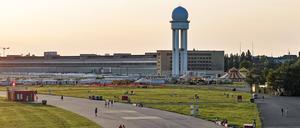 Drohnenperspektive vom Tempelhofer Feld auf der Seite vom Columbiadamm in Berlin am 21. August 2023.