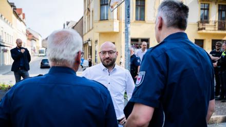 Brandenburgs Innenminister René Wilke (parteilos, für SPD) berichtet von den Ermittlungen nach dem Angriff auf ein Fest für Vielfalt in Bad Freienwalde. (Archivbild)