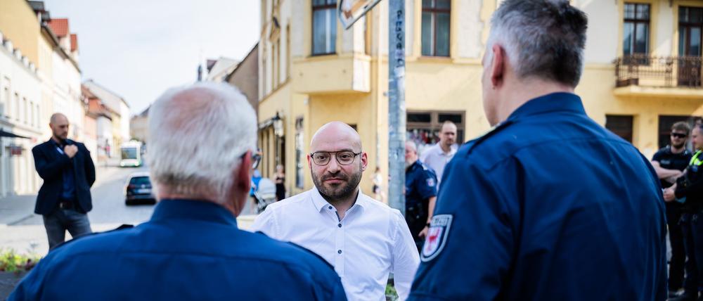 Brandenburgs Innenminister René Wilke (parteilos, für SPD) berichtet von den Ermittlungen nach dem Angriff auf ein Fest für Vielfalt in Bad Freienwalde. (Archivbild)
