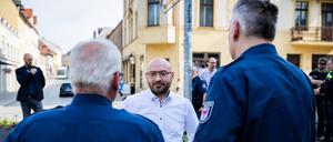 Brandenburgs Innenminister René Wilke (parteilos, für SPD) berichtet von den Ermittlungen nach dem Angriff auf ein Fest für Vielfalt in Bad Freienwalde. (Archivbild)