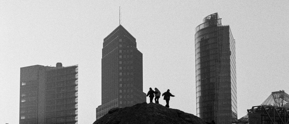 Stadt als Spielplatz. Eine Aufnahme von Nelly Rau-Häring, Potsdamer Platz im Bau, November 1999 bis Juni 2000.