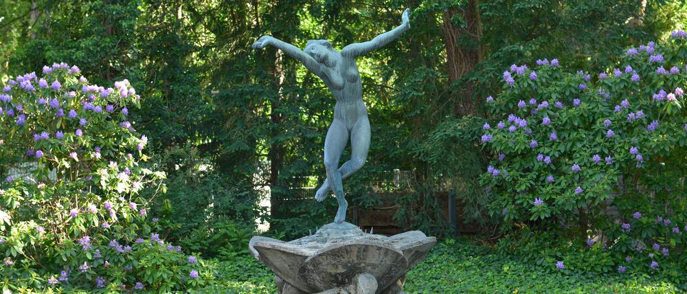 Der Tänzerinnen-Brunnen steht im Garten des Kolbe-Museums.