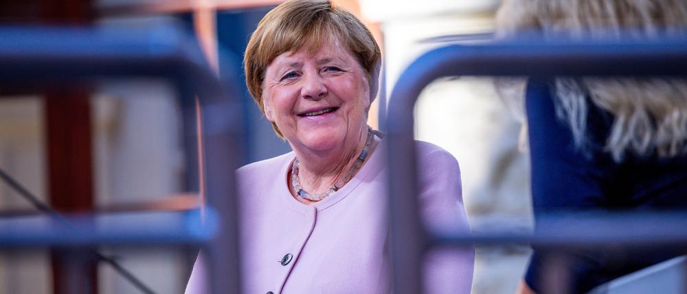 Schwerin: Ex-Bundeskanzlerin Angela Merkel (CDU) sitzt zu Beginn einer Gesprächsrunde im Schlossinnenhof auf der Bühne.