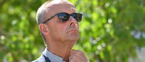 Friedrich MERZ mit Sonnenbrille, Einzelbild,angeschnittenes Einzelmotiv,Portraet,Portrait,Porträt. Ministerpraesident Dr. Markus Soeder besucht zusammen mit dem Vorsitzenden der CDU/CSU-Bundestagsfraktion, Friedrich Merz das Kernkraftwerk Isar 2 am 04.08.2022. Kuehlturm. li: Wirtschaftsminister Hubert Aiwanger und re: Umweltminister Thorsten Glauber *** Friedrich MERZ with sunglasses, single picture, cut single motive, Portraet, Portrait, Portrait Prime Minister Dr Markus Soeder visits together with the chairman of the CDU CSU parliamentary group, Friedrich Merz the nuclear power station Isar 2 on 04 08 2022 Kuehlturm li Minister of economics Hubert Aiwanger and re Minister of the environment Thorsten Glauber