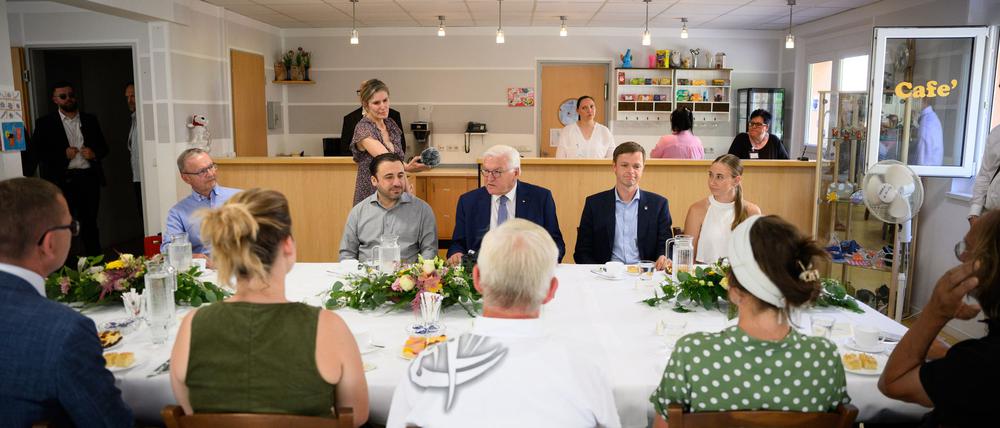 Steinmeier sprach am Mittwoch mit mehreren Menschen aus Neuruppin.