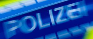 Ein Schriftzug „Polizei“ an einem Einsatzfahrzeug (Symbolbild)