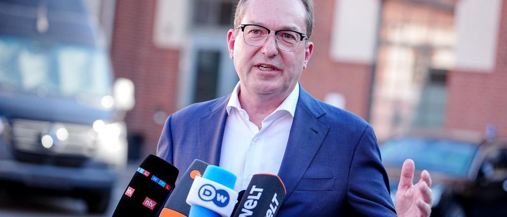 Bundesinnenminister Alexander Dobrindt (CSU) hat gemeinsame Grenzkontrollen auf der deutschen Seite der deutsch-polnischen Grenze angeboten. (Archivbild)