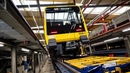 Ein Zug der Baureihe J steht in der U-Bahn-Werkstatt der BVG in Friedrichsfelde. 