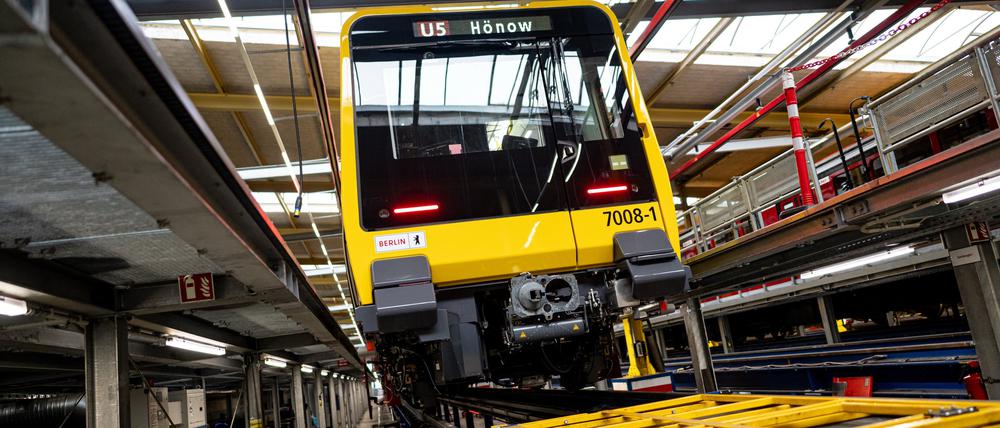 Ein Zug der Baureihe J steht in der U-Bahn-Werkstatt der BVG in Friedrichsfelde.