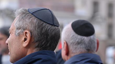 Männer mit Kippa bei einer Versammlung in Potsdam.