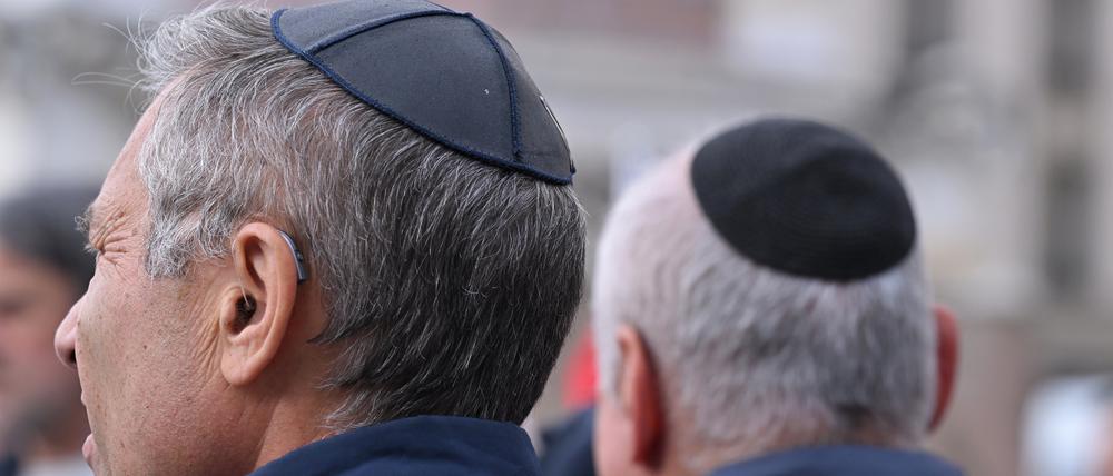 Männer mit Kippa bei einer Versammlung in Potsdam.