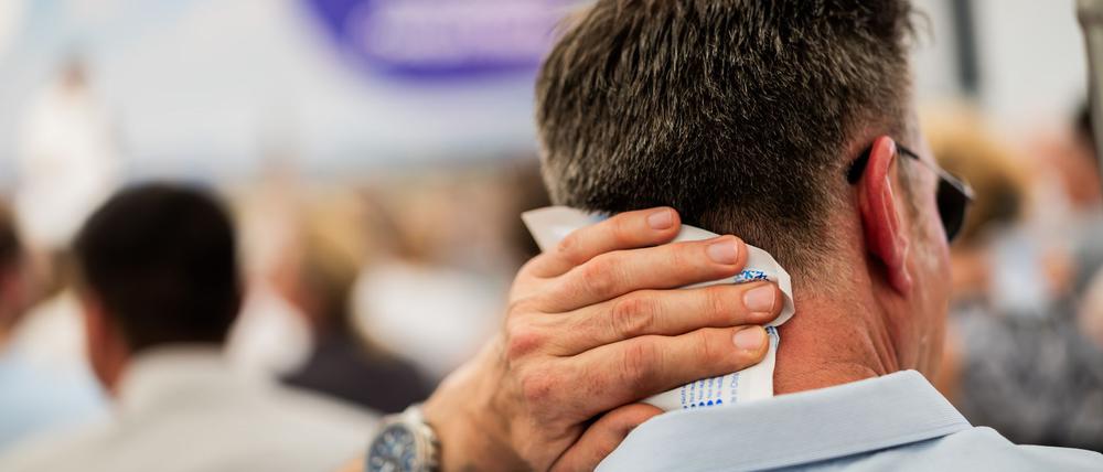 Ein Kühlpack im Nacken sorgt in Räumen für Abkühlung.