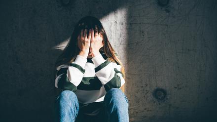 Eine Frau bedeckt ihr Gesicht. Ausgerechnet im Bundesland mit der dünnsten Versorgungslage werden die Hürden für medikamentöse Abbrüche erhöht. Für ungewollt Schwangere wird es noch schwieriger, sicher Hilfe zu bekommen. 