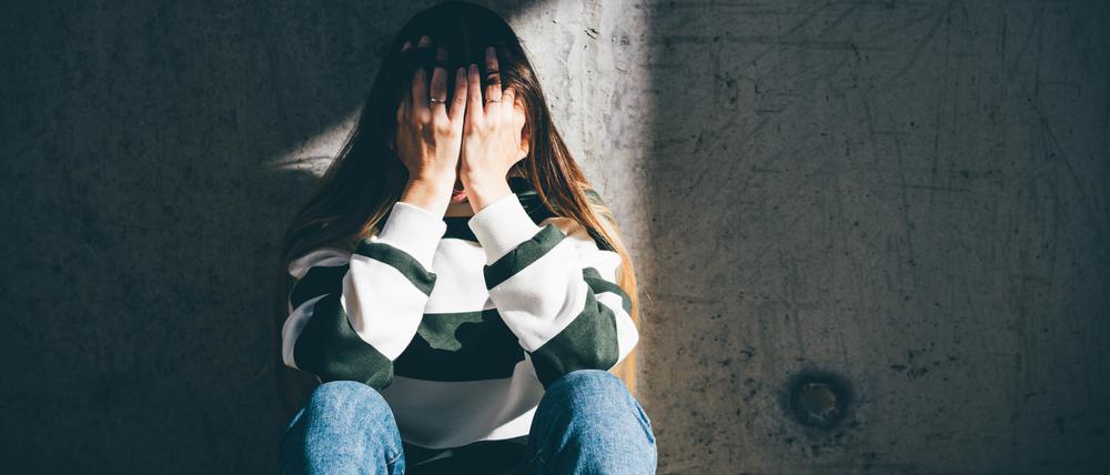Eine Frau bedeckt ihr Gesicht. Ausgerechnet im Bundesland mit der dünnsten Versorgungslage werden die Hürden für medikamentöse Abbrüche erhöht. Für ungewollt Schwangere wird es noch schwieriger, sicher Hilfe zu bekommen.