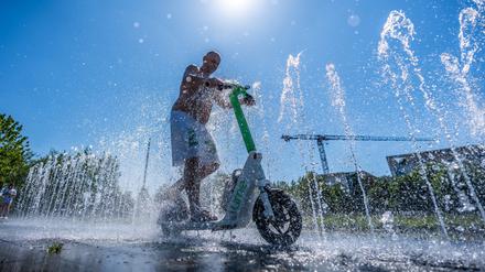 Wasserspiele wie hier vorm Bundeskanzleramt helfen, Städte im Sommer zu kühlen. 