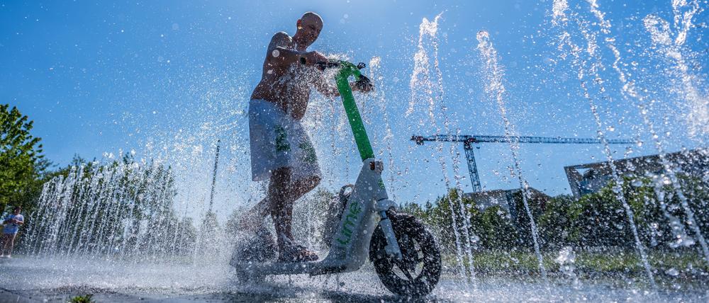 Wasserspiele wie hier vorm Bundeskanzleramt helfen, Städte im Sommer zu kühlen. 