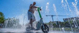 Wasserspiele wie hier vorm Bundeskanzleramt helfen, Städte im Sommer zu kühlen. 
