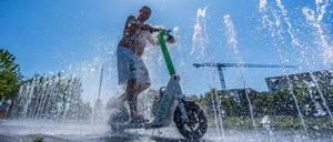 Wasserspiele wie hier vorm Bundeskanzleramt helfen, Städte im Sommer zu kühlen. 