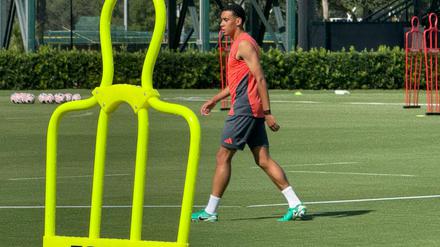 Zeit für die Startelf: Jamal Musiala im Muskelshirt auf dem Trainingsplatz.