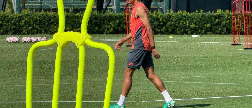Zeit für die Startelf: Jamal Musiala im Muskelshirt auf dem Trainingsplatz.