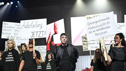 Die Show zu Kilian Kerners neuer Kollektion sieht teils aus wie eine Demonstration. 