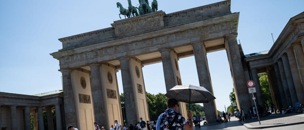 Mutig, wer sich bei der Hitze ans Brandenburger Tor wagte.