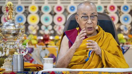 Das geistige Oberhaupt Tibets, der Dalai Lama, bei einer Veranstaltung anlässlich seines 90. Geburtstags nach tibetischem Kalender in Dharamshala.