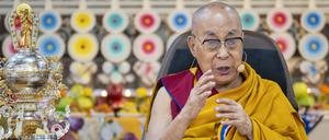 Das geistige Oberhaupt Tibets, der Dalai Lama, bei einer Veranstaltung anlässlich seines 90. Geburtstags nach tibetischem Kalender in Dharamshala.