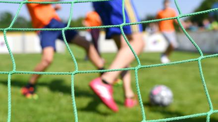 Bei einem Nachwuchs-Trainingscamp des FC Bayern ist ein Trainer gestorben.