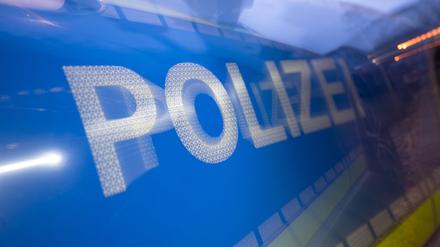 Das Wort Polizei steht auf der Karosserie eines Polizeifahrzeugs (Symbolbild)