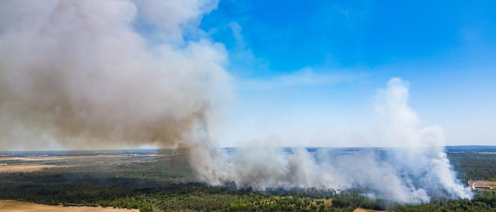 Der Waldbrand in der Gohrischheide hat sich ausgedehnt.