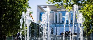 02.07.2025, Berlin: Fontänen plätschern vor dem Bundeskanzleramt. Dort treffen sich die Spitzen von CDU, CSU und SPD zum Koalitionsausschuss. Ein Thema könnte die Stromsteuer sein, die - anders als im Koalitionsvertrag verabredet - nun doch nicht für die Bürger und kleine Firmen sinken soll. Foto: Christoph Soeder/dpa +++ dpa-Bildfunk +++