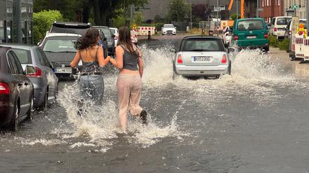 Nach einem Gewitter mit starkem Regen steht Wasser in einer Straße.