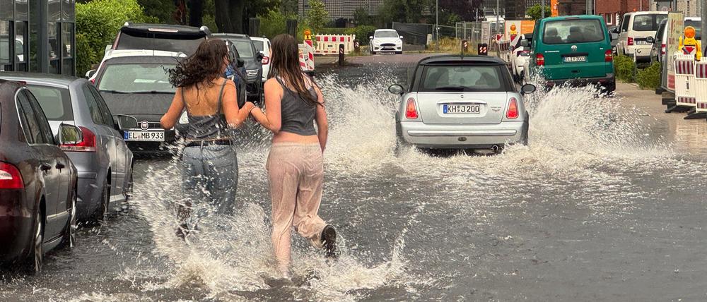 Nach einem Gewitter mit starkem Regen steht Wasser in einer Straße.