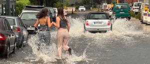 Nach einem Gewitter mit starkem Regen steht Wasser in einer Straße.