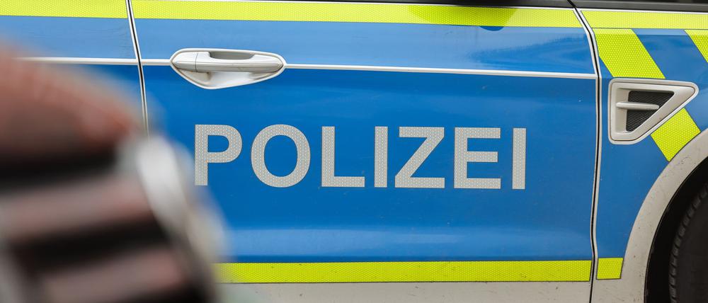 Mit einem doppelten Beinbruch muss ein Polizist ins Krankenhaus gebracht werden. (Symbolbild)