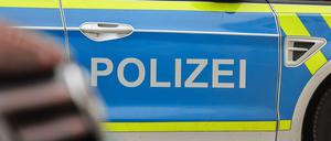 Mit einem doppelten Beinbruch muss ein Polizist ins Krankenhaus gebracht werden. (Symbolbild)