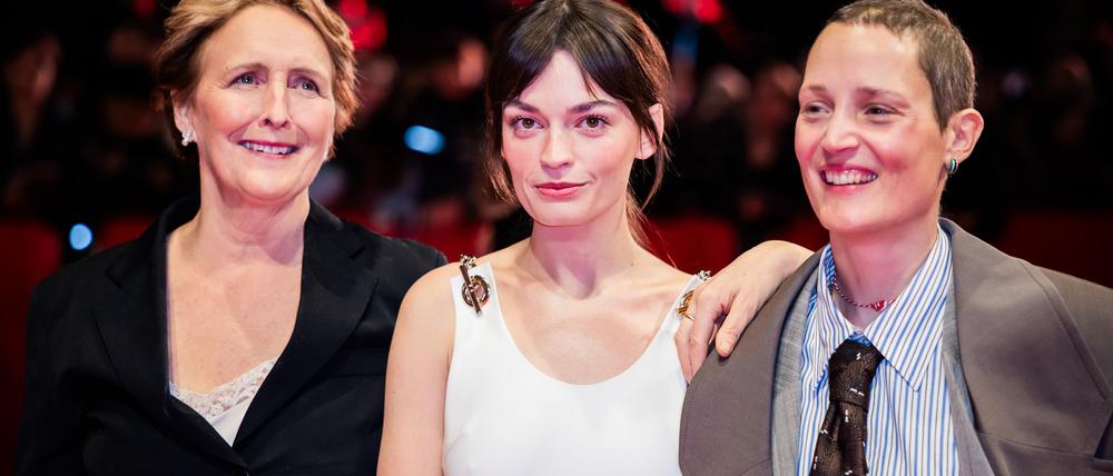 „Hot Milk“ mit Fiona Shaw, Emma Mackey und Vicky Krieps (l-r) wurde bei der diesjährigen Berlinale gezeigt. (Archivbild)