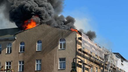 Dichter Rauch quillt aus dem Dach des Gebäudes in Schöneberg.