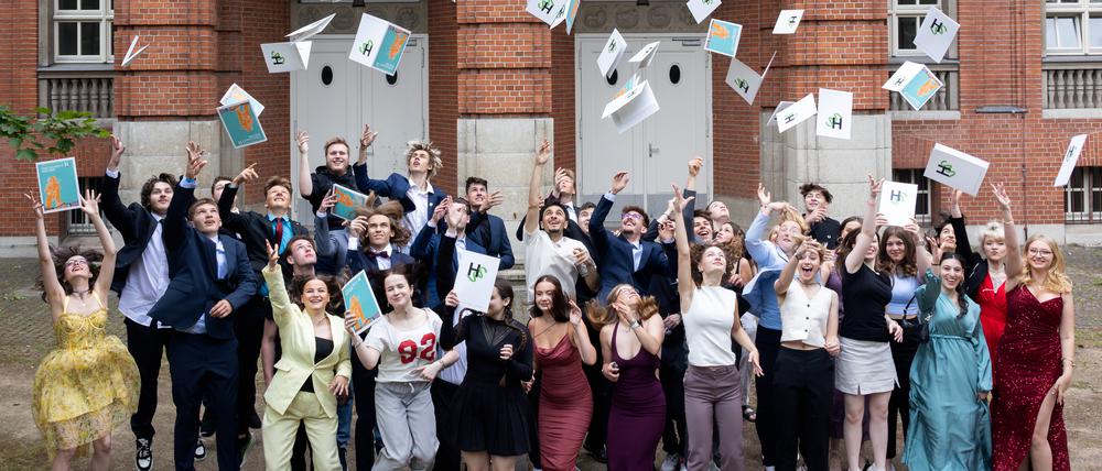 Abiturientinnen und Abiturienten des Jahrgangs 2025 der Hermann-Scheer-Schule OSZ Wirtschaft in Berlin-Oberschöneweide.