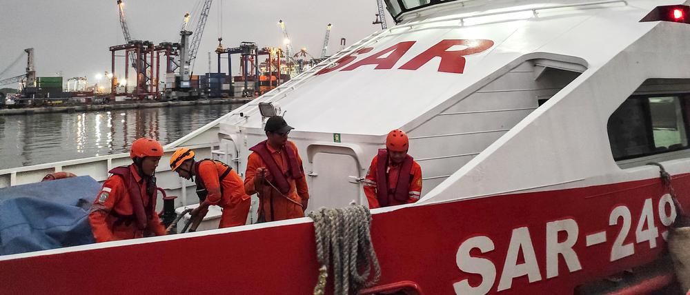 Mitglieder von Such- und Rettungsteams brechen vom Hafen Tanjung Perak in Surabaya zu einem Such- und Rettungseinsatz auf.