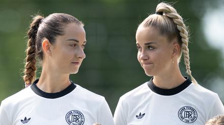 Sollten Sara Däbritz (l) und Giulia Gwinn den Titel gewinnen, wäre die Prämie deutlich niedriger als bei ihren männlichen Kollegen.