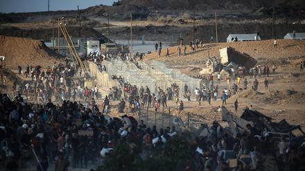 Palästinenser versammeln sich am 25. Juni 2025 in der Nähe des Flüchtlingslagers Nuseirat im zentralen Gazastreifen an einem von der privaten Gaza Humanitarian Foundation (GHF) eingerichteten Verteilungspunkt für Hilfsgüter (Symbolbild).
