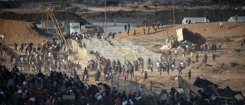 Palästinenser versammeln sich am 25. Juni 2025 in der Nähe des Flüchtlingslagers Nuseirat im zentralen Gazastreifen an einem von der privaten Gaza Humanitarian Foundation (GHF) eingerichteten Verteilungspunkt für Hilfsgüter (Symbolbild).