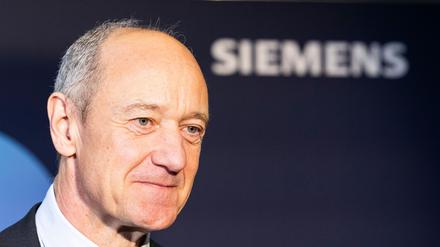 Siemens-Vorstandschef Roland Busch. Der Münchner Konzern wird von den Streitigkeiten der US-Regierung mit China in Mitleidenschaft gezogen. (Archivbild)