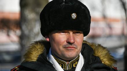 WLADIWOSTOK, RUSSLAND - 27. NOVEMBER 2021: Oberst Michail Gudkow, Kommandeur der 155. separaten Marinebrigade der russischen Pazifikflotte, nimmt an einer Kranzniederlegung am Denkmal für die im Dienst gefallenen Marineinfanteristen in der Allee des Ruhmes teil.
