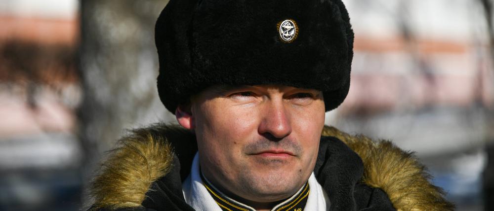 WLADIWOSTOK, RUSSLAND - 27. NOVEMBER 2021: Oberst Michail Gudkow, Kommandeur der 155. separaten Marinebrigade der russischen Pazifikflotte, nimmt an einer Kranzniederlegung am Denkmal für die im Dienst gefallenen Marineinfanteristen in der Allee des Ruhmes teil.