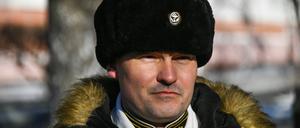 WLADIWOSTOK, RUSSLAND - 27. NOVEMBER 2021: Oberst Michail Gudkow, Kommandeur der 155. separaten Marinebrigade der russischen Pazifikflotte, nimmt an einer Kranzniederlegung am Denkmal für die im Dienst gefallenen Marineinfanteristen in der Allee des Ruhmes teil.