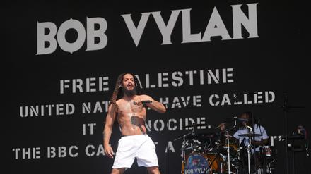 Das Duo Bob Vylan trat beim Glastonbury Festival auf.